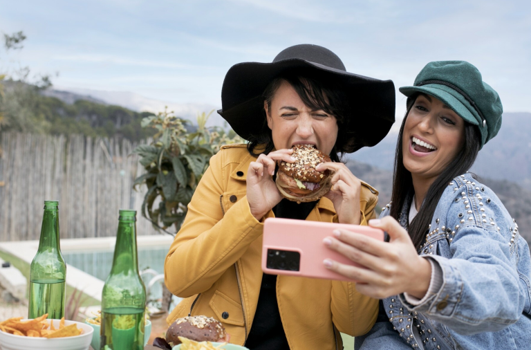 Turistas disfrutando de la gastronomía mexicana